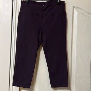 NWOT ATHLETA CAPRI LEGGINGS. SIZE L